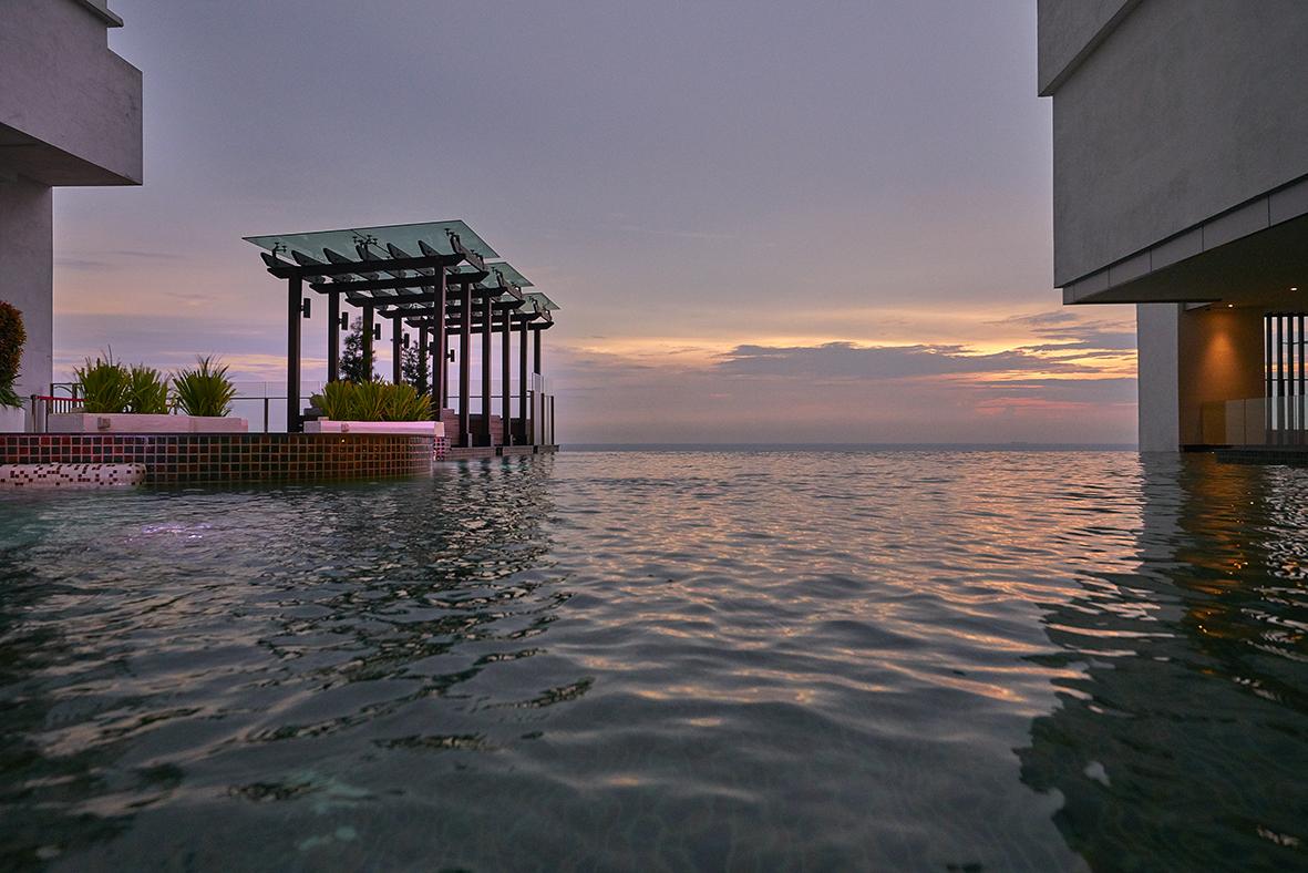 Hatten Place Melaka Экстерьер фото Infinity pool at the hotel