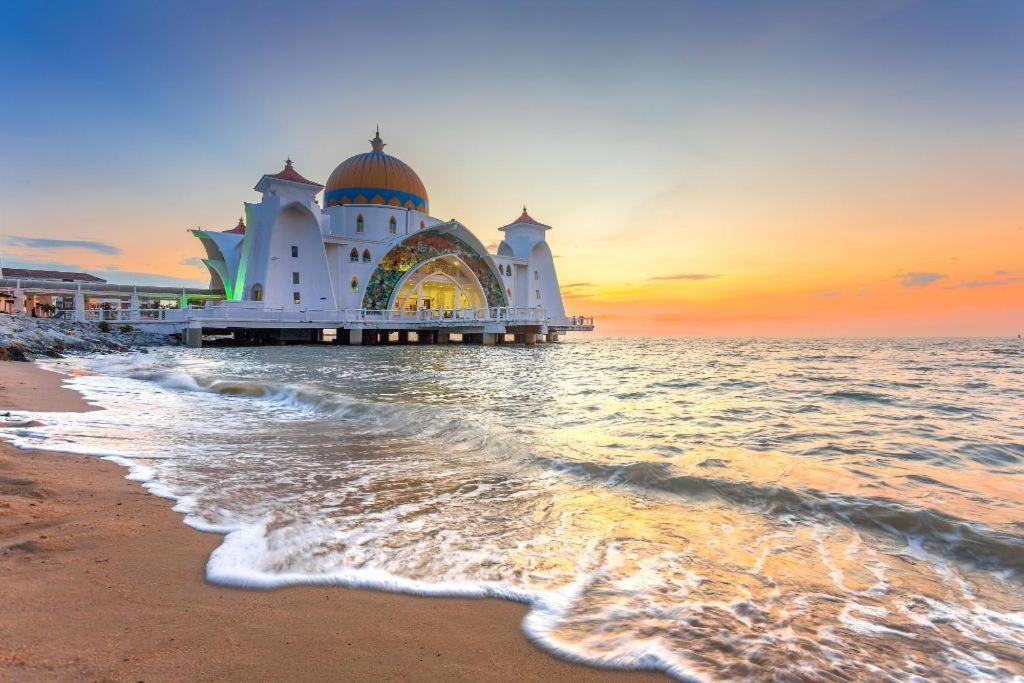 Hatten Place Melaka Экстерьер фото The mosque at sunset