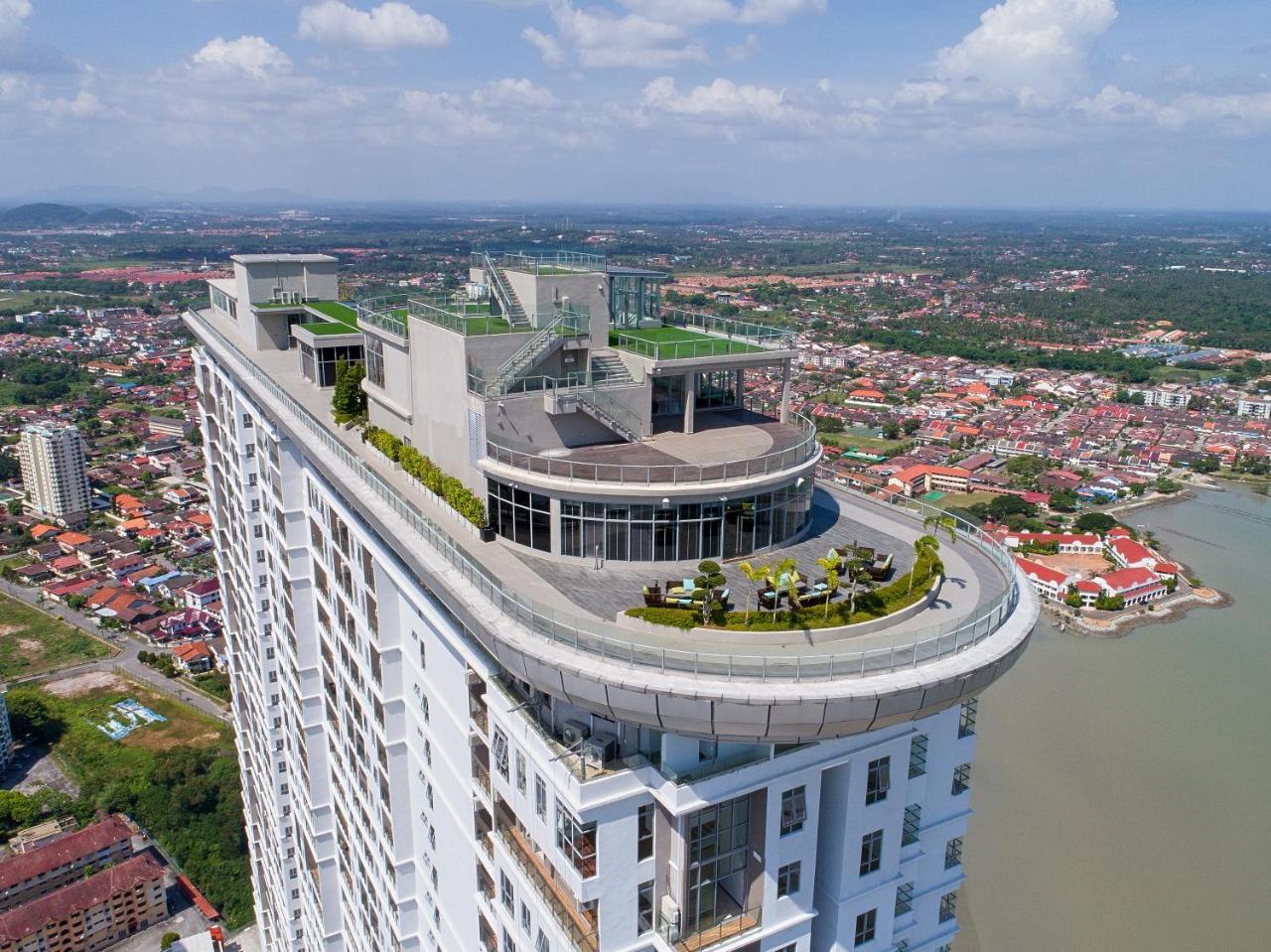 Hatten Place Melaka Экстерьер фото The Peak, the rooftop of the building